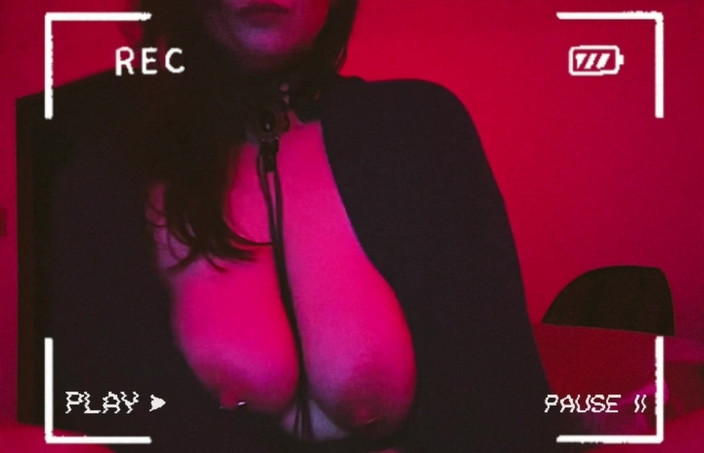 Mrs_KittyCat: La Sexy MILF Gioca Con I Piercing Sulle Tette