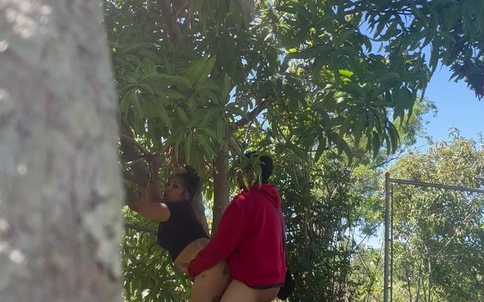 Beemines: Kamboçyalı ormanda sikişiyor