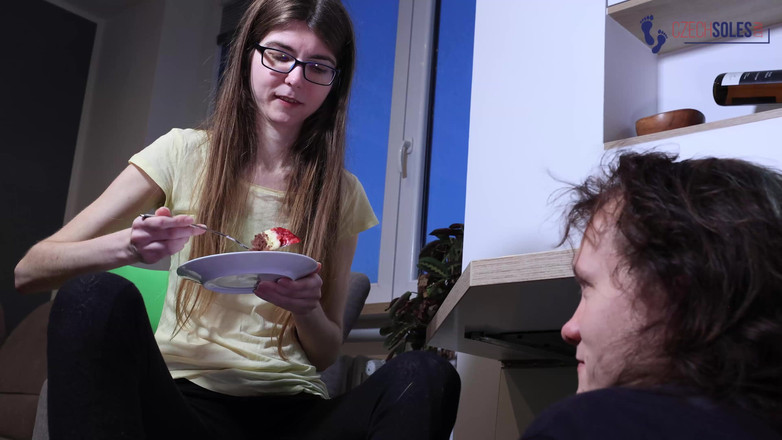 Czech Soles - foot fetish content: Lik het dessert van haar lange tenen en aanbid haar...