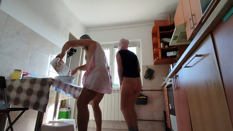 Mirsur: Coppia amatoriale si diverte in cucina.