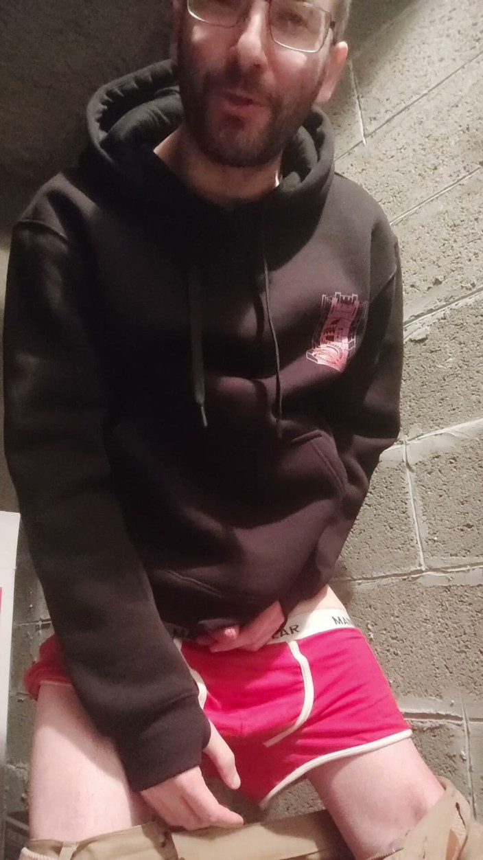 Sylvanus44: Handjob Im Keller Des Gebäudes