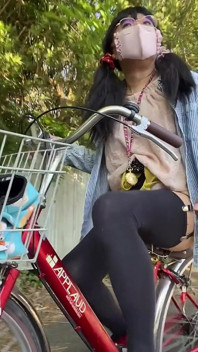 No219 朝の公園散歩でタックおまんこ晒し