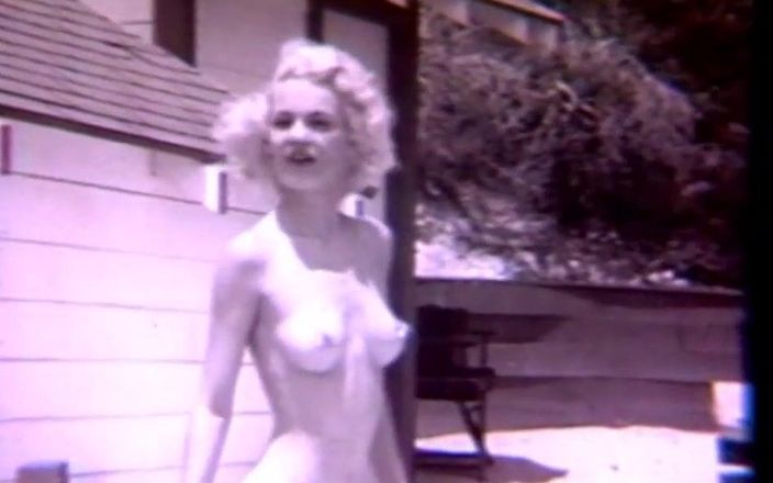 Vintage megastore: Вінтажна атомна блондинка стриптизерка на відкритому повітрі