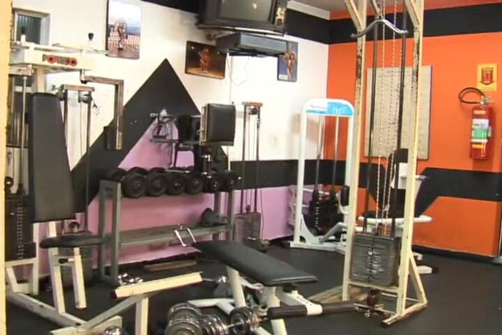 Bad Boyz: În sala de sport mă fute până când ejaculez tare