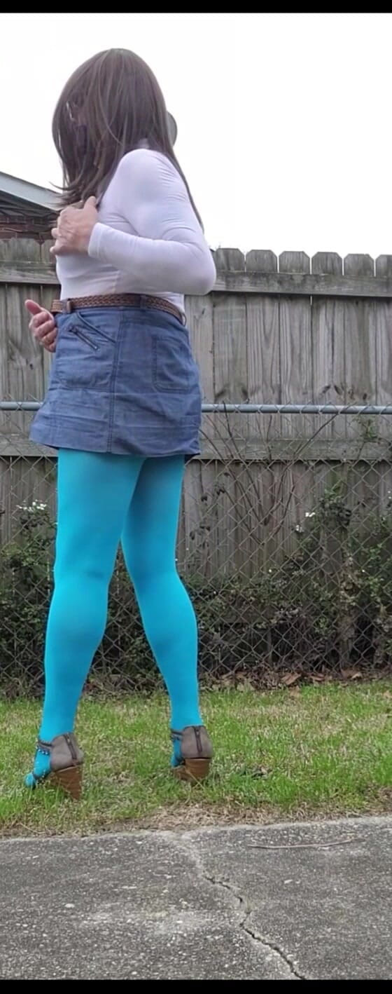 Autoerotic: Crossdresser al aire libre. Sintándome por todas partes.