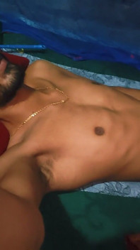 Sesso sdraiato a letto di notte