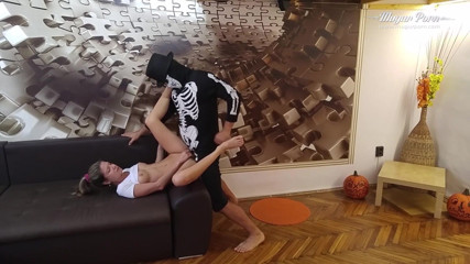 Mugur's World: Серія Mugurporn - епізод 4: страшний трах на Хеллоуїн, з Джиною Герсон у головній ролі