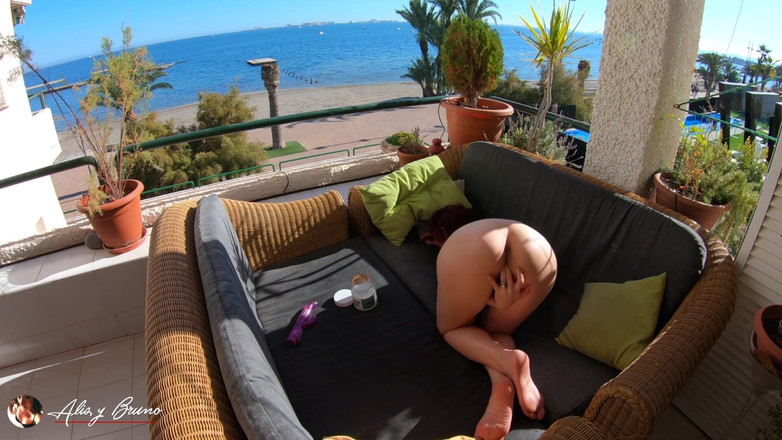 Cherry Lips: 我在阳台上和附近的人自慰（户外自慰）