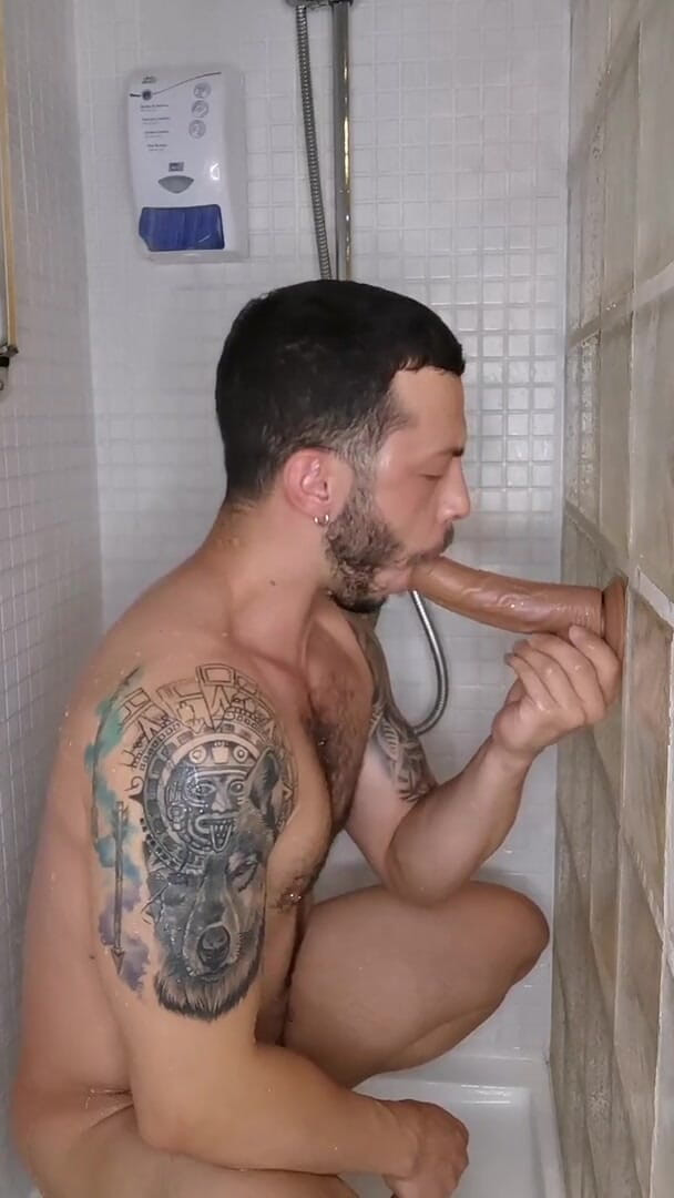 John Brachalli: John Brachalli joue sous la douche