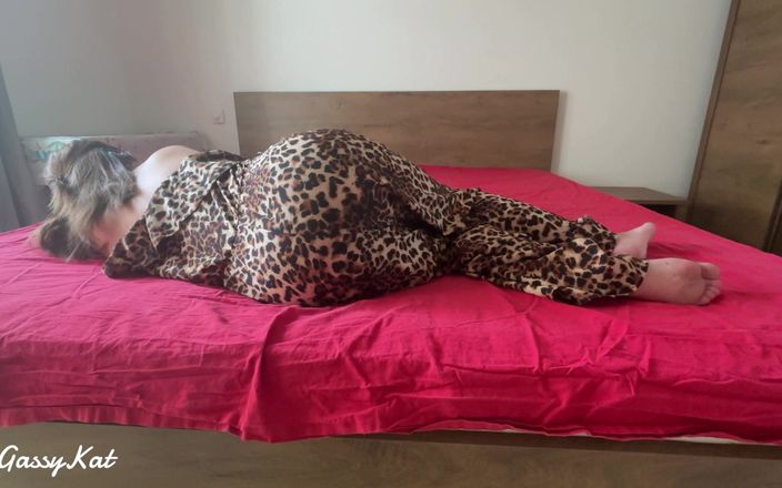 GassyKat: PJ la cougar pj pète dans un lit rouge