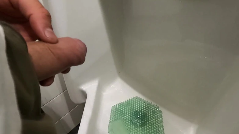 Russie Goodboy: Pinkeln am urinal