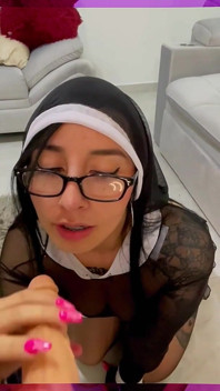 Freira Bonita Revela Bunda Enorme Usada Sob a Batina, Viciada em Garganta Frofunda