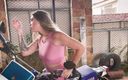 Sara Blonde: Amante de motocicletas
