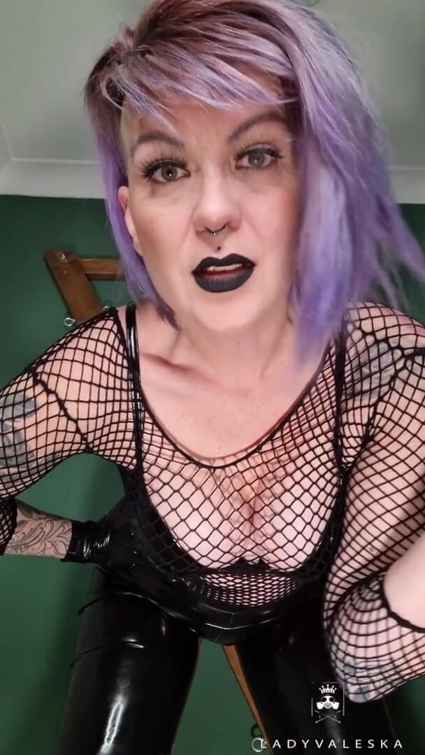 Lady Valeska: Je laten kijken terwijl ik mijn latex laat schijnen