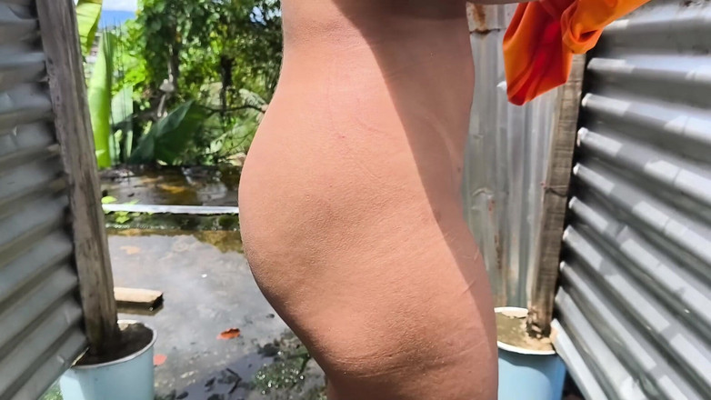 malesabenatiastar: 性感的拉丁女郎在户外试衣间炫耀