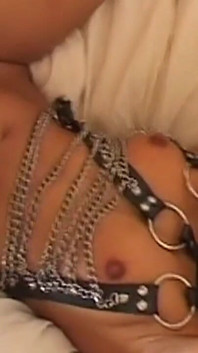 Mamă sexy brunetă matură în lanțuri face sex oral adânc în gât și călărește tare