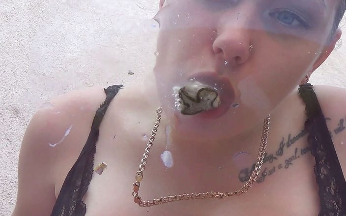 Goddess Misha Goldy: Konzumuje 2 výstřik ze skla! Vore &amp;amp; ústa, rty a jazyk fetiš!