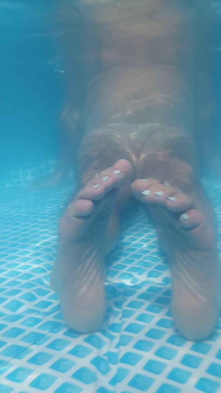 Midsouth Foot Fetish: Menunjukkan Tubuh Saya yang berusia 54 tahun Di bawah air