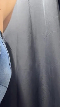 Je me masturbe dans un vestiaire public
