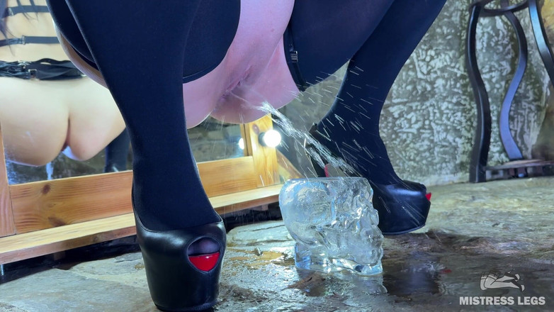 Mistress Legs: Paní vám dělá speciální halloweenský nápoj pomocí jejího čůrání