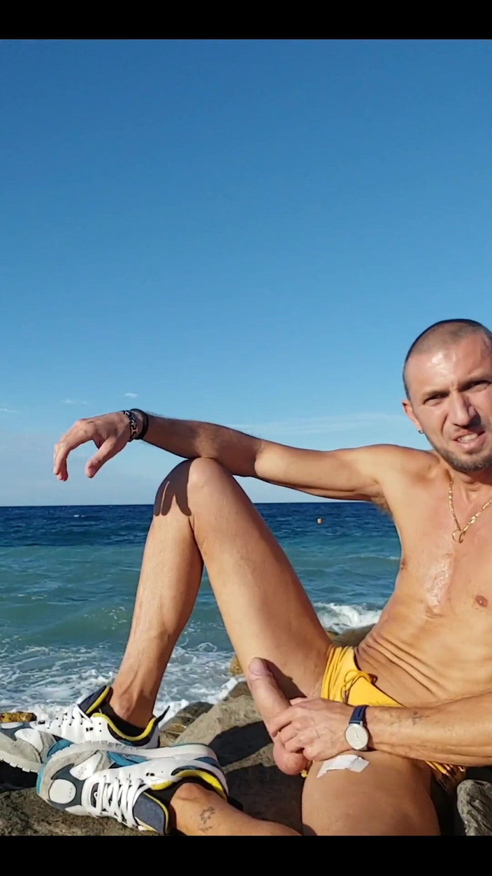 Boy jerking off: समुद्र तट पर