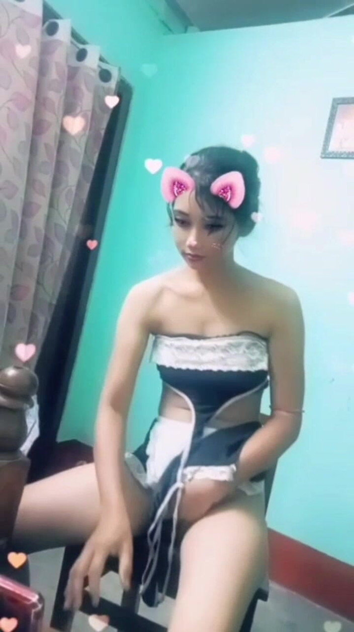 Lessia: Mostrando mi cuerpo sexy de guardia