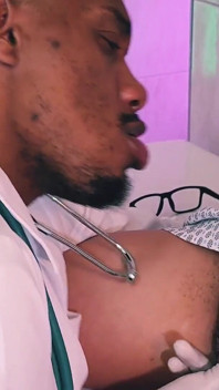 FTM jinekoloğa gitti ve doktorla yattı