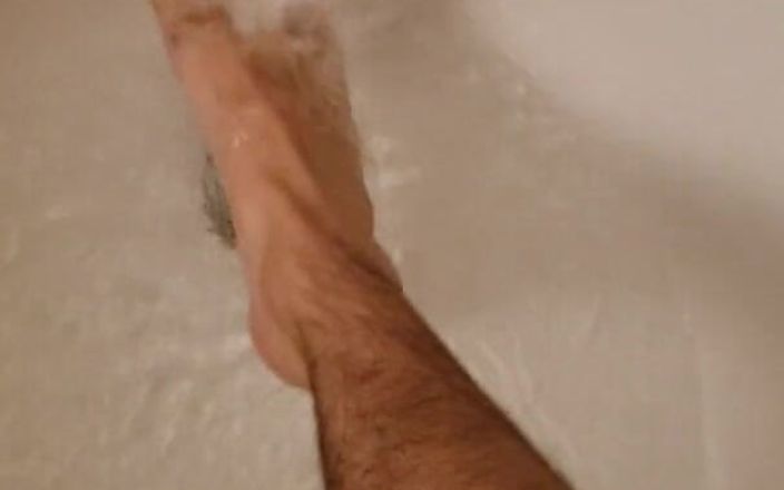 Z twink: Oplachování nohou horkou vodou v zimě
