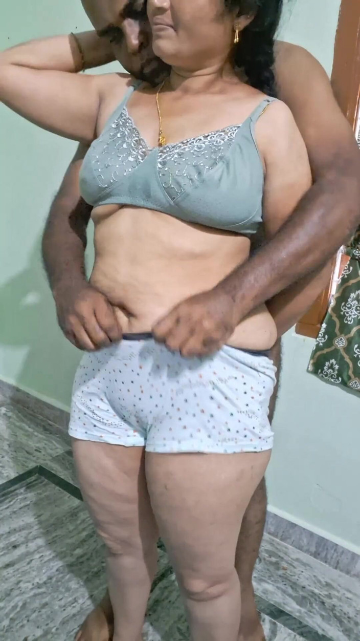 Sexy sindu: Cặp đôi hôn nhau nóng bỏng