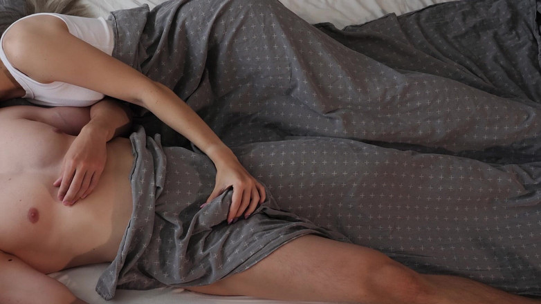 HotCoupleTeam: Geile schlampe mit dickem arsch verführt mitbewohnerin und bringt ihn...