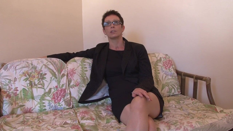 Nude in France: Amateur freche alte französische milf-hure leckt und knallt einen riesigen...