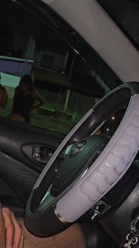 Ayam berkelip pada malam hujan kepada dua berambut coklat di jalan