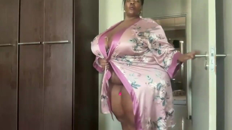 Legendary Booty Overdose: Zia nera con culo grasso si spoglia e geme