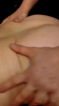 欲求不満な年配の女性がおもちゃの男の子とセックスする