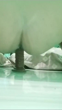 แม่น่าเย็ดฟิลิปปินส์เซ็กซี่ขี่ควยและเด้งบนดิลโด้