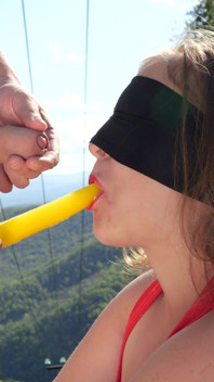 Ejaculare pe buzele unui străin.