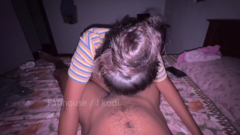 J kodi: Awek kampung comel India blowjob selepas makan air mani