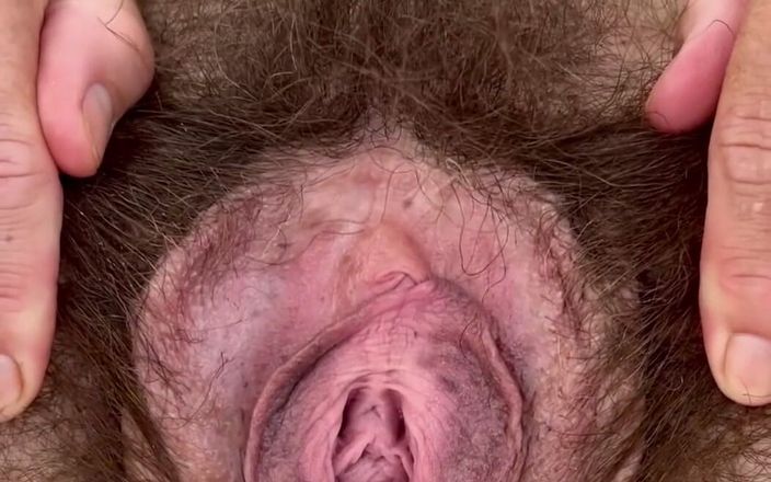 Hairy Sara: Foto e breve video della fica della scorsa estate