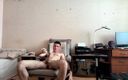 Webcam boy studio: Il ragazzo teenager si masturba da solo con un vibratore...