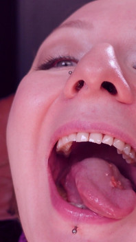 Jedzenie Fetysz: Mukbang. Jedzenie Popping Candy w nitrylowych rękawiczkach pielęgniarki medycznej. Fetysz zębów usta.