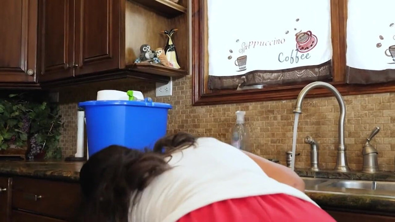 Mylf Official: 与我继母丰满的好朋友亲密接触 - 熟女 pov 诱惑