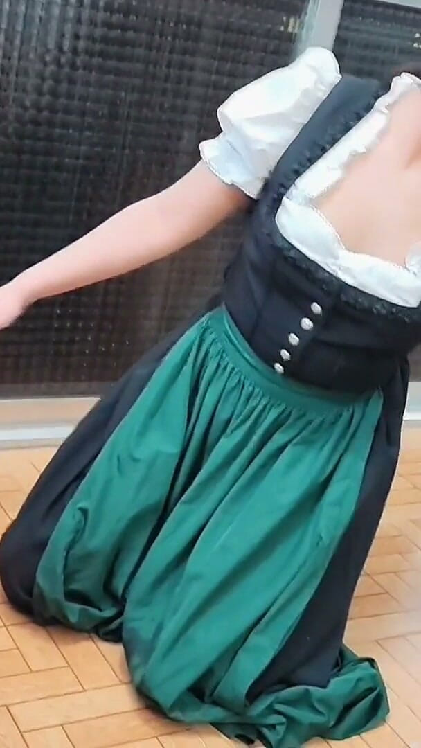 All You Can Fetish: Fantasi bavarian – cewek semok latina lagi bersih-bersih dirndl, becek dan...