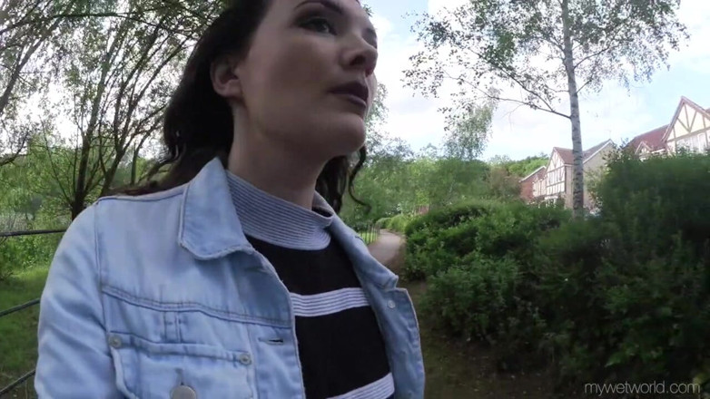 Faye Taylor: Писаю в розовых джинсах на улице