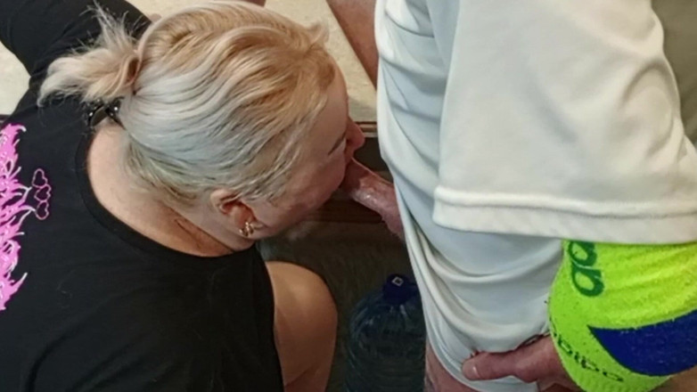 Zona901: रसोई घर में मेरी सौतेली मम्मी को मुंह में चोदना और वीर्य निकालना