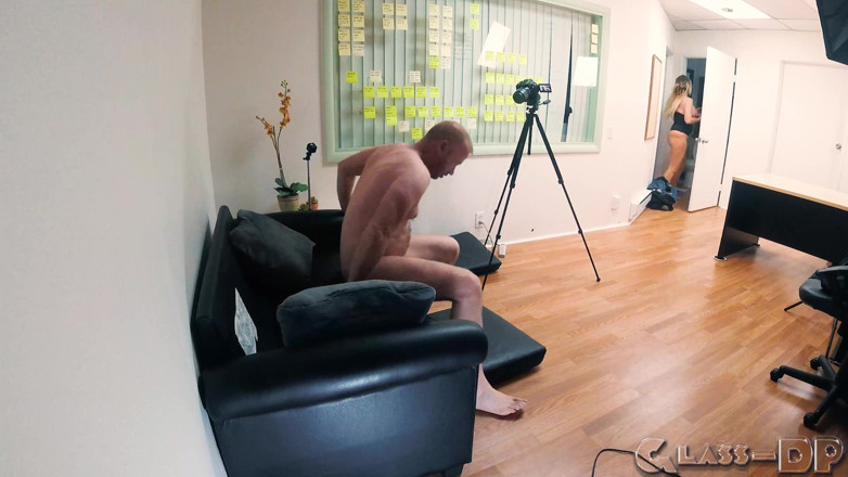 GLASSDP: Blonďatá děvka MILF chce její kundičku rozevřenou doširoka