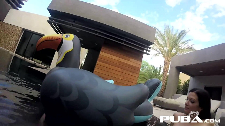 PUBA: Leya a Lynn mají lesbickou dovádění v bazénu