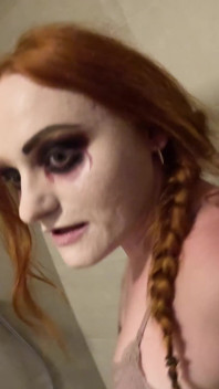 Pixie čůrá a dostává zlatou sprchu Od Betty pro Hallloween