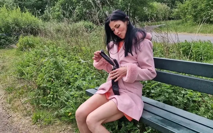 Nicky Brill: Nude Peeing