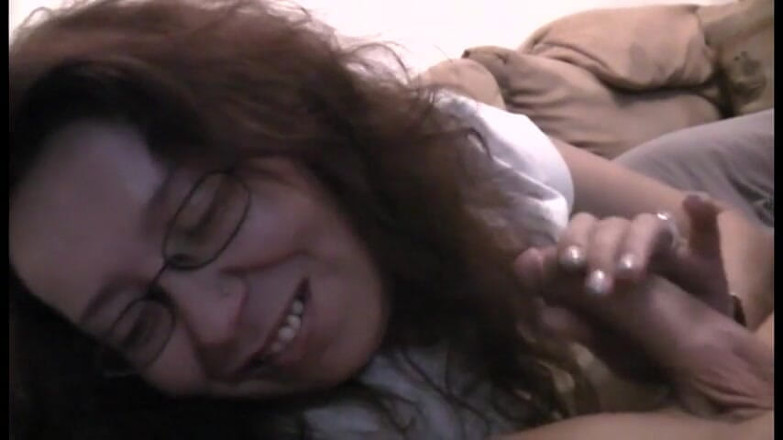Natural Chris: Une femme excitée fume et baise