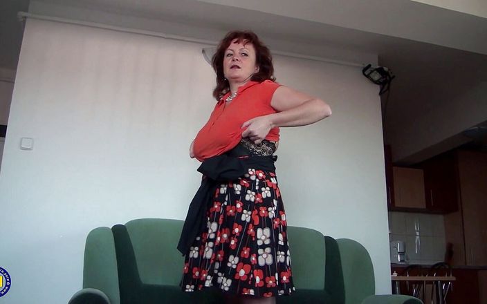 Mature Solo NL: Sexy mature with big ass and big boobs is playing...